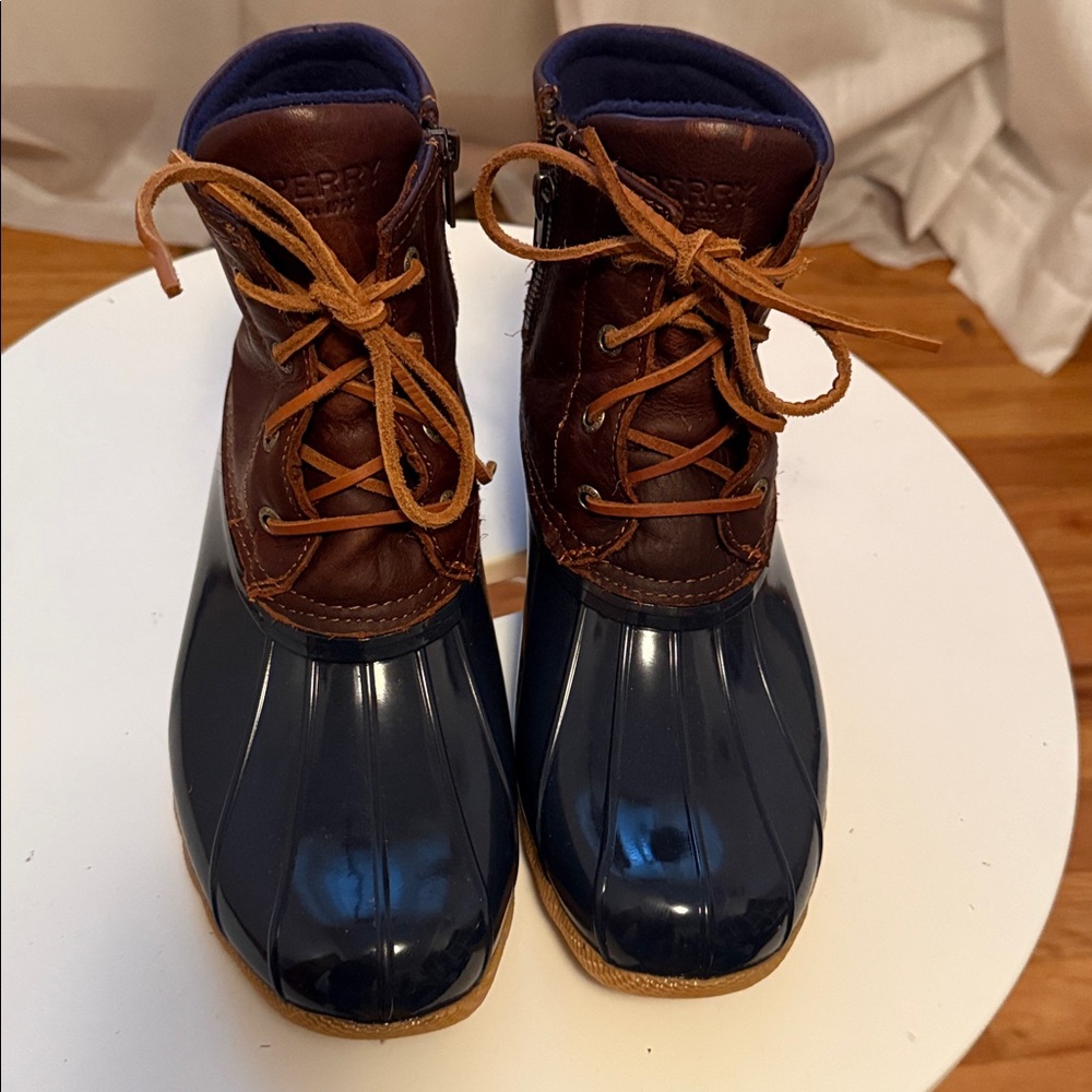 Preowned Women’s  Sperry Duck Boots Navy and Brown Leather Boots. Size 8.5